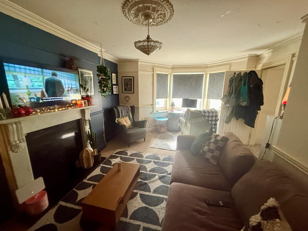 Lot: 83 - LOWER GROUND FLOOR FLAT FOR INVESTMENT - Living Room